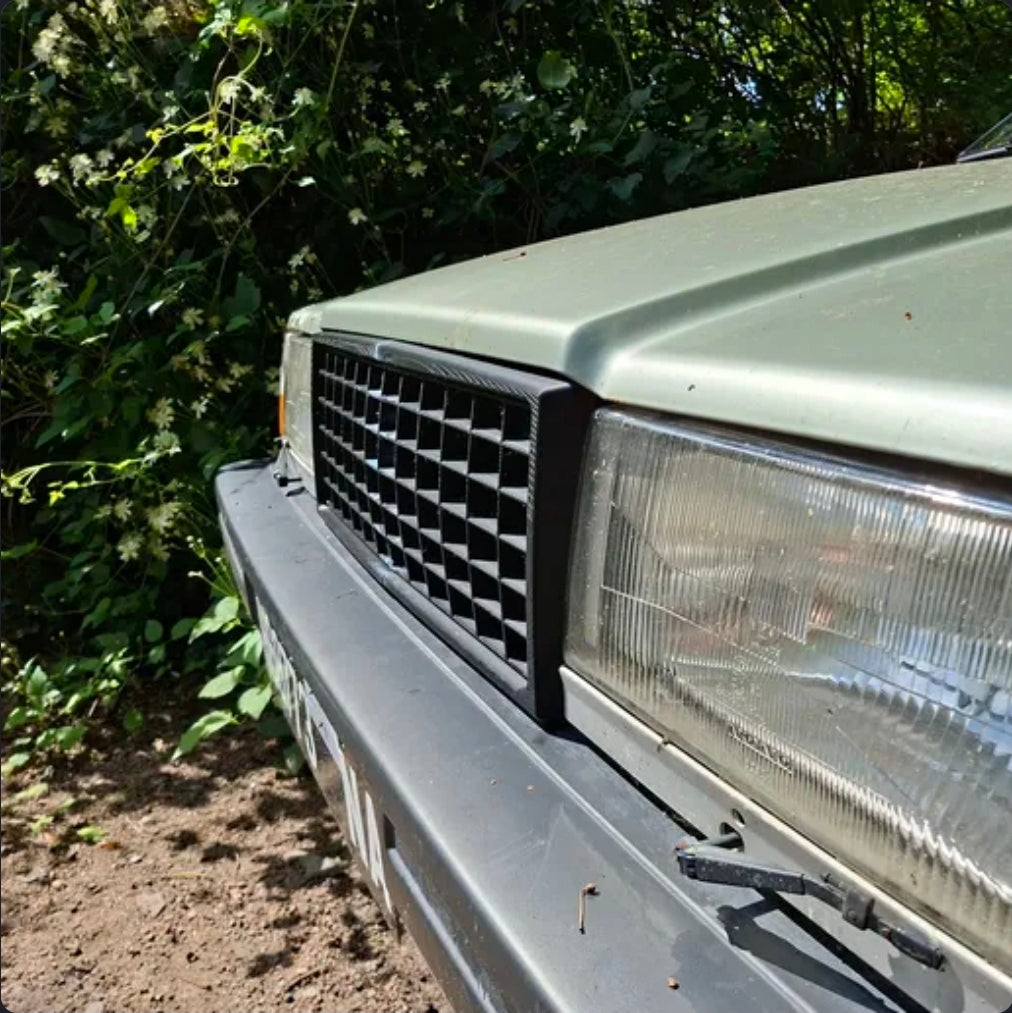 Närbild på emblemlös Volvo 740-grill i ABS, sedd från sidan