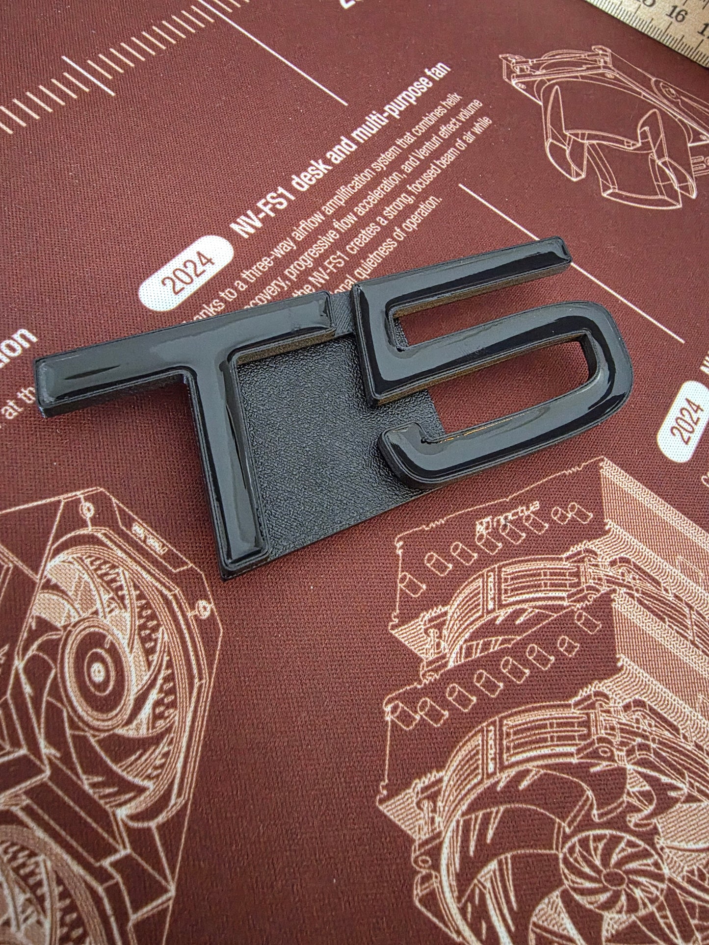 Race3D T5 Emblem för grillen — close-up detail view
