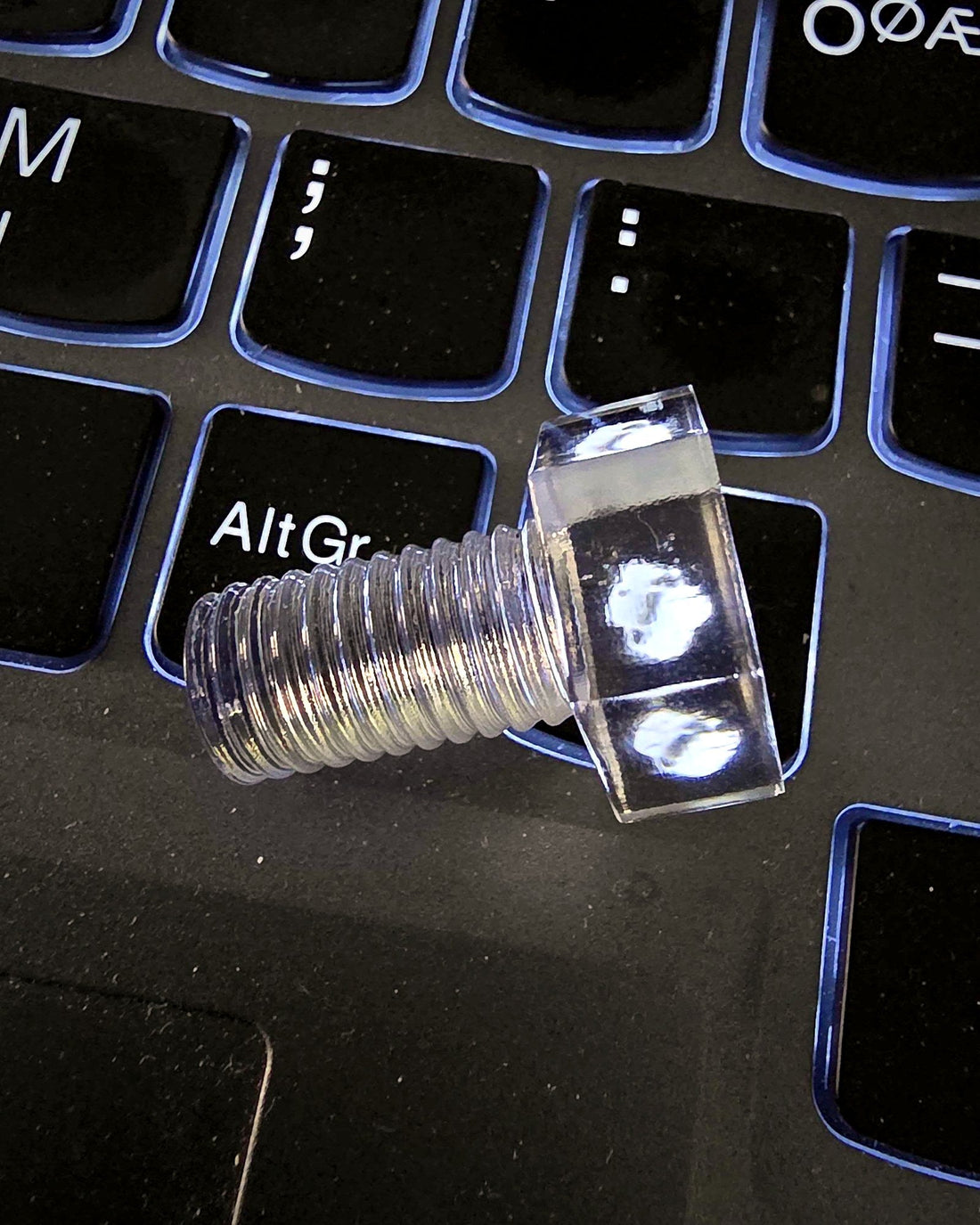 Transparent skruv tillverkad i klar resin med MSLA-teknik, 30 µm lagerhöjd
