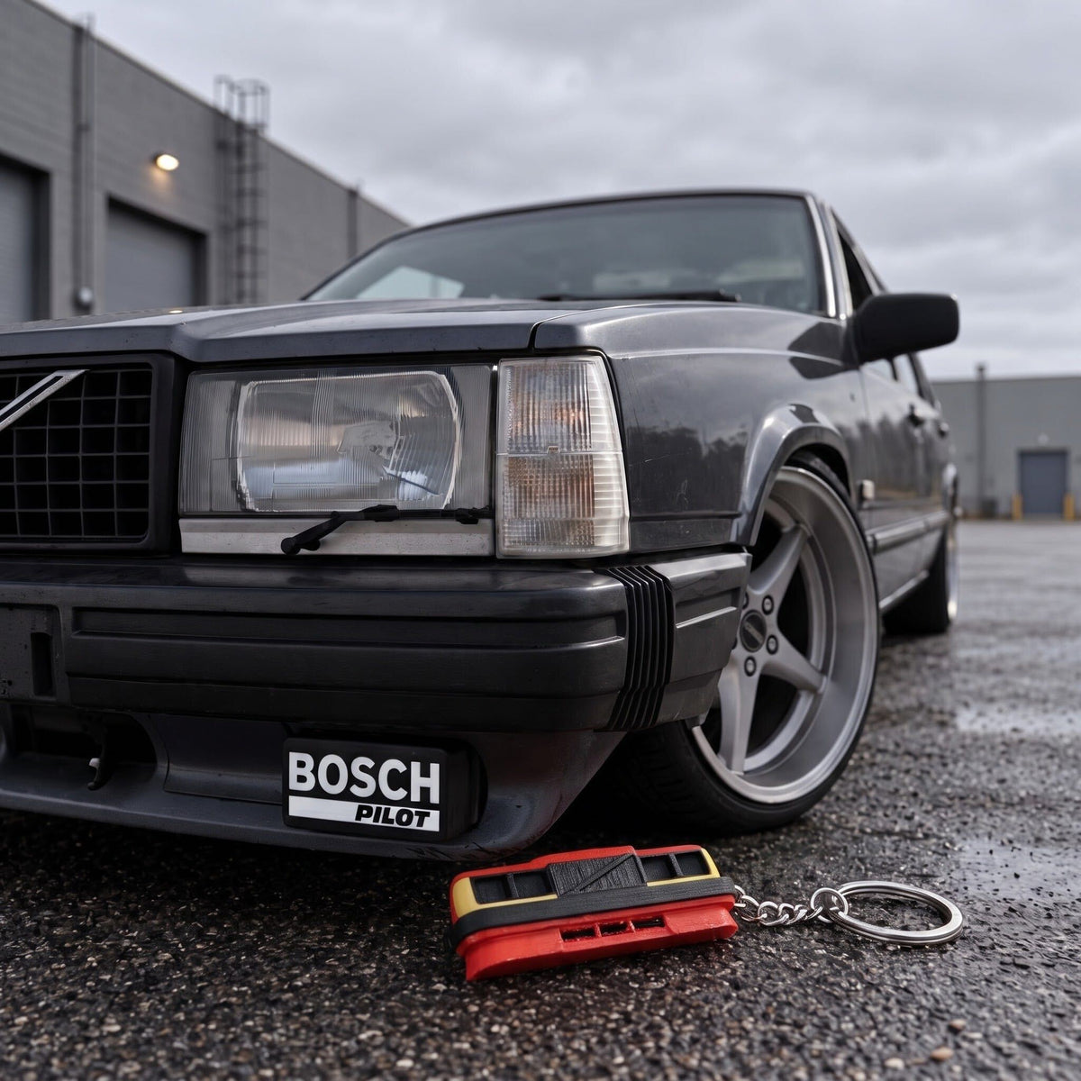 Nyckelring formad som fronten på en Volvo 740 med USA-front, framför en Volvo 740