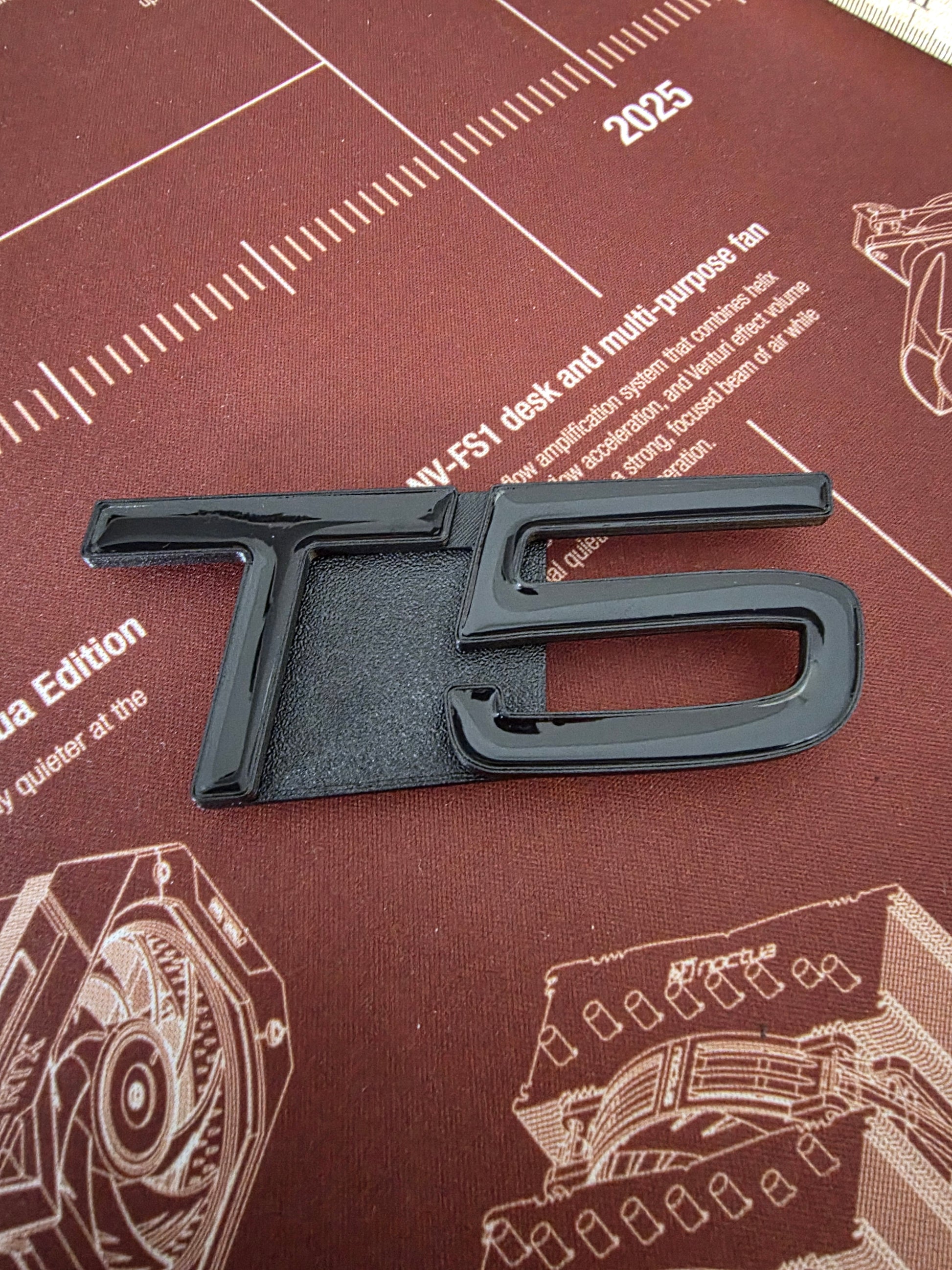 Race3D T5 Emblem för grillen — product photo, 3D-printed in Sweden by Race3D
