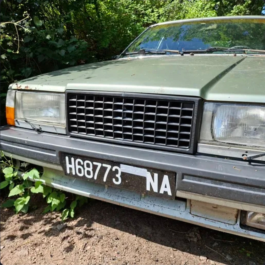 Volvo 740 emblemlös grill monterad i fronten på en Volvo 740 1984–1989